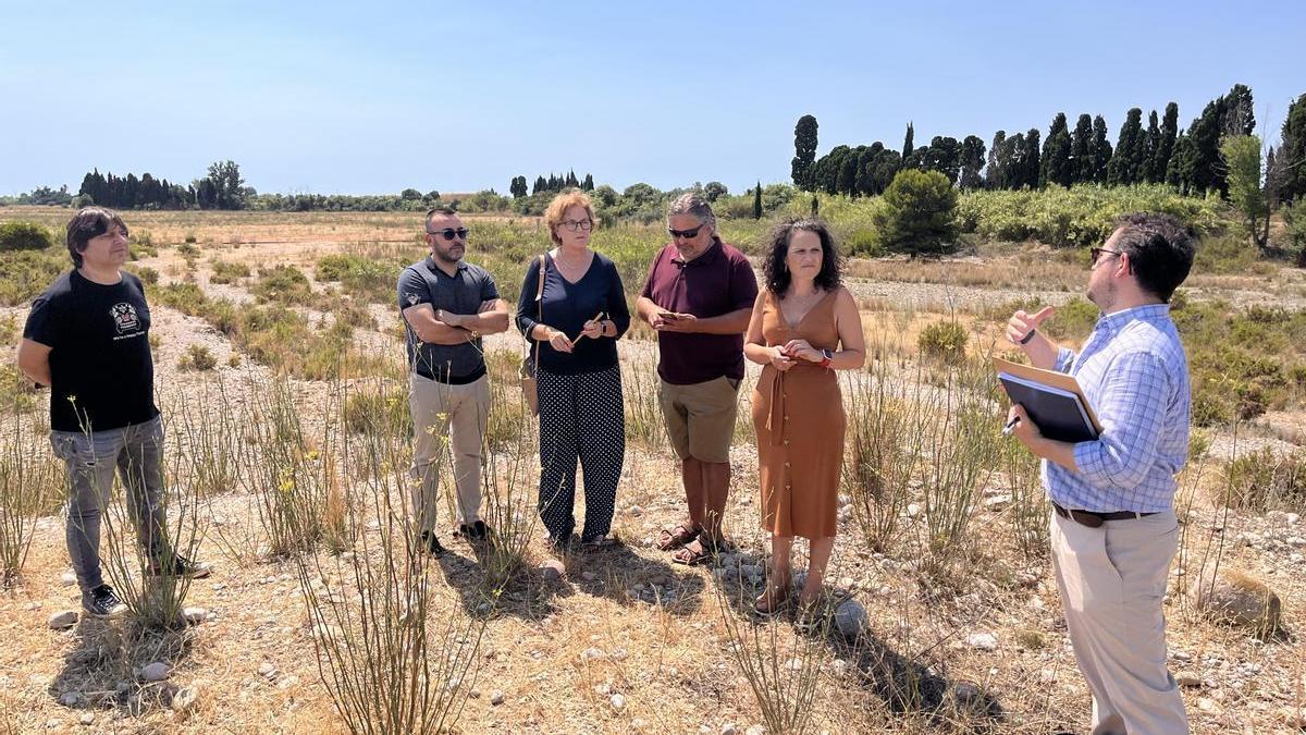 Los alcaldes y alcaldesas de los tres ayuntamientos que, entre otras instituciones, engloba el Consorci han visitado el lugar donde crearán la nueva laguna artificial.