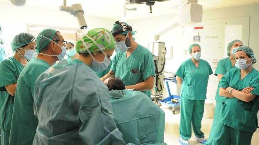 Médicos y personal sanitario durante una intervención en un hospital murciano en una imagen de archivo.