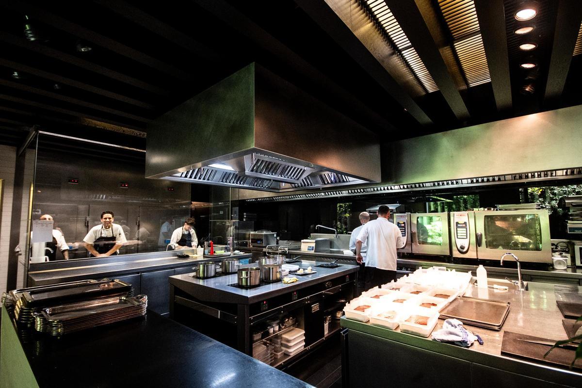 La cocina de Atrio, concebida como uno de los espacios centrales del hotel restaurante.