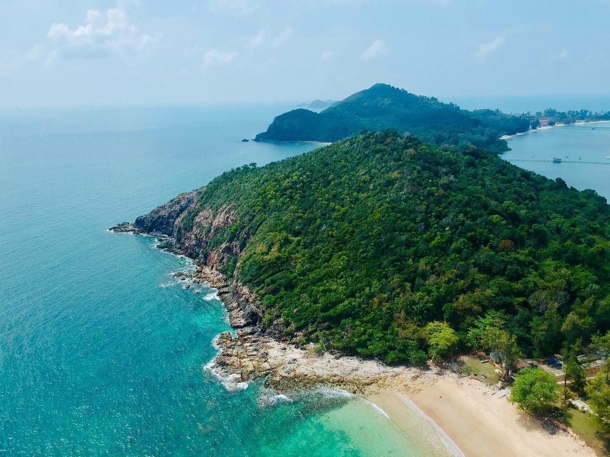 Selva y agua turquesa parecen tocarse en Malasia