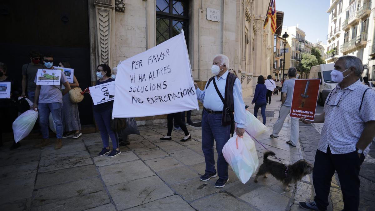 Los vecinos de Establiments protestan en Cort para dejar de ser un barrio de segunda