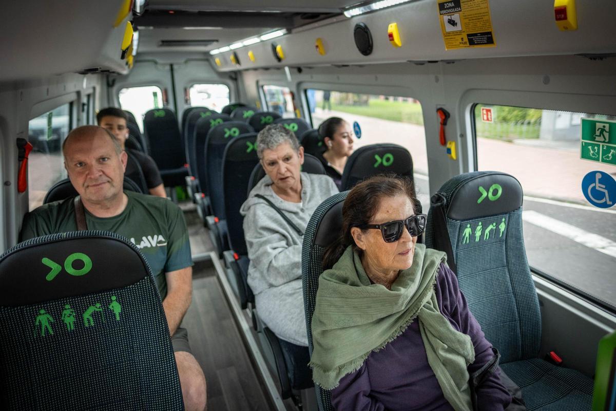 Pasajeros de la guagua 385 durante uno de sus primeros servicios.