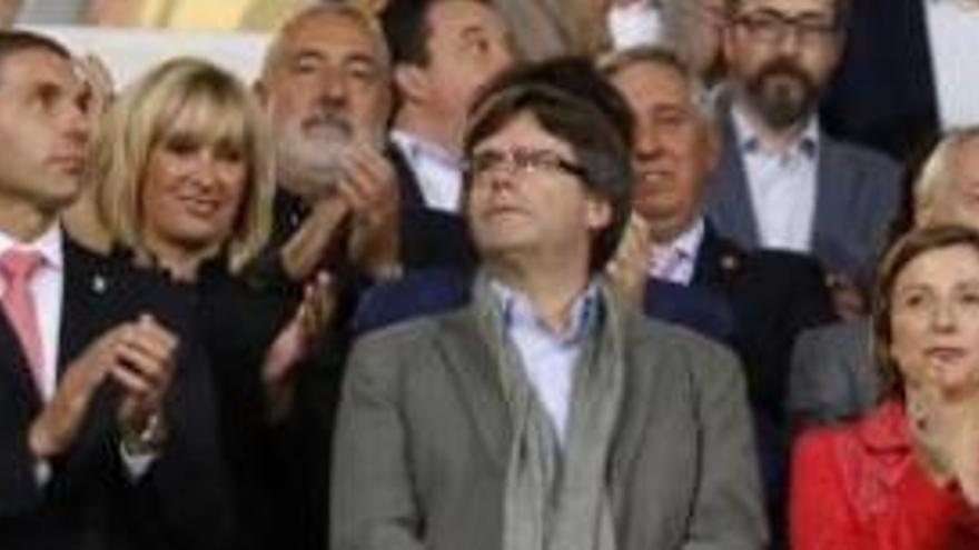 Carles Puigdemont, entre Delfí Geli i Carme Forcadell, a la llotja de Montilivi