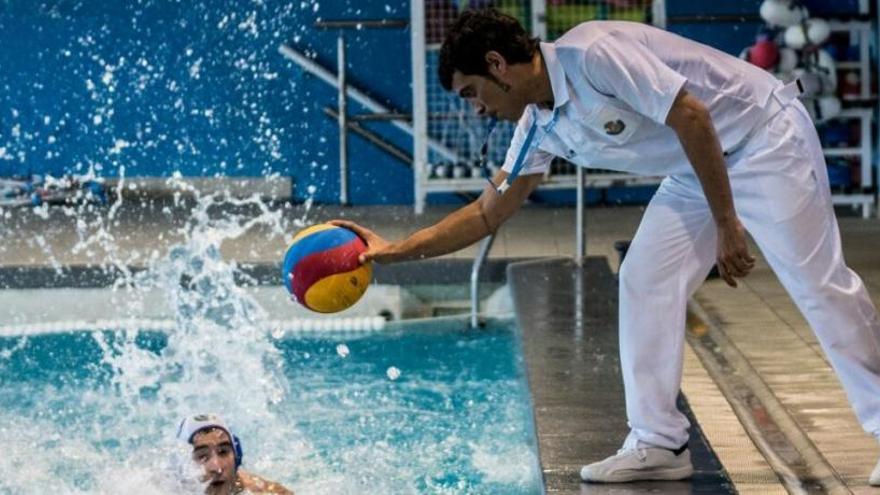 El manresà Àlex Izquierdo dirigint un partit de waterpolo aquesta passada temporada