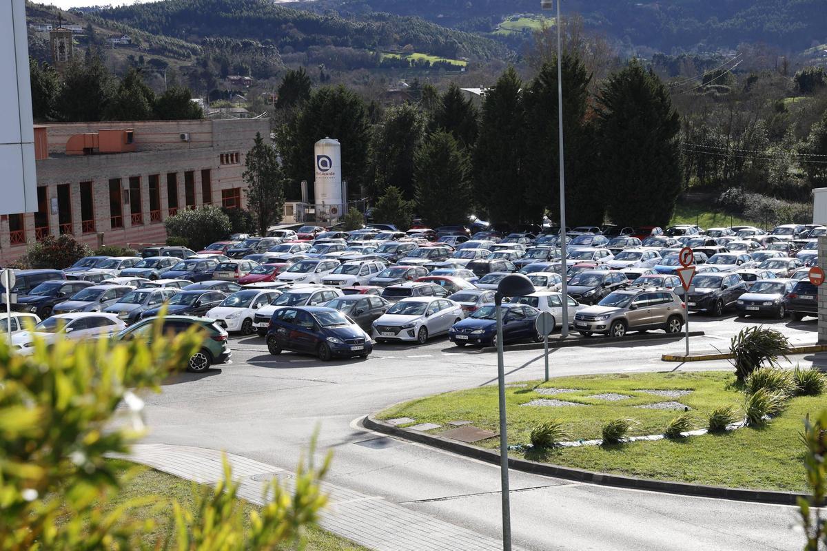 Así es la misión imposible de aparcar un día en el Hospital de Cabueñes de Gijón