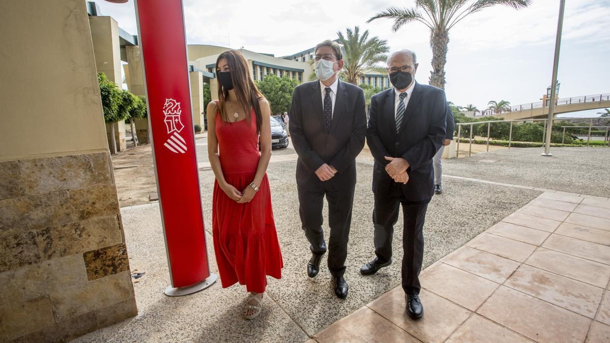 Carolina Pascual, Ximo Puig y Andrés García Reche en una visita reciente a la sede de la AVI, en Distrito Digital, Alicante.