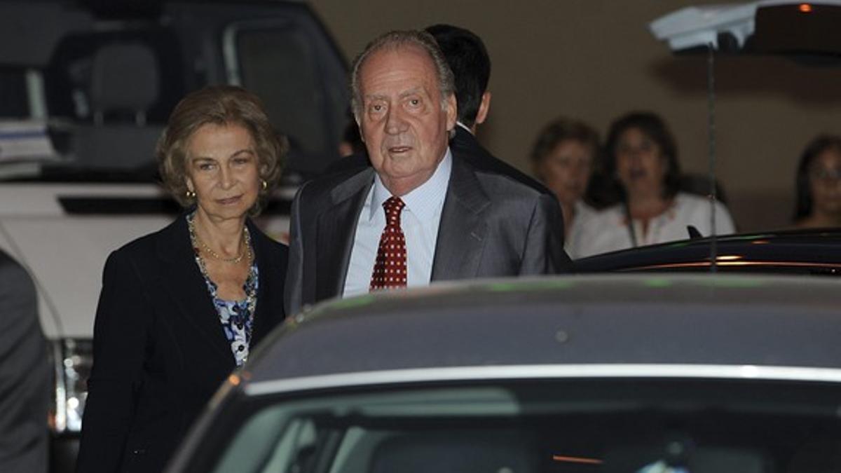 Los reyes Juan Carlos y Sofía, anoche, a su llegada al domicilio de Santiago Carrillo.