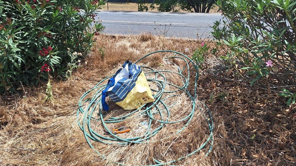 Cableado de los semáforos del cruce de Medina Azahara tras su robo por parte de dos individuos que ya han sido detenidos.