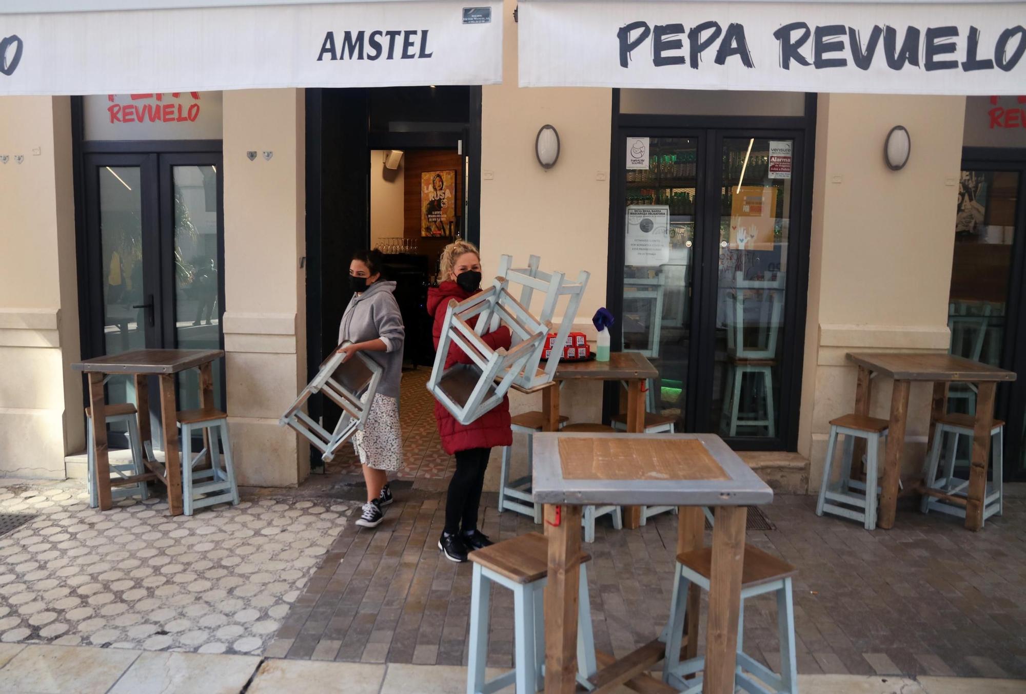 Colas en los comercios de Málaga el día antes del cierre de la actividad