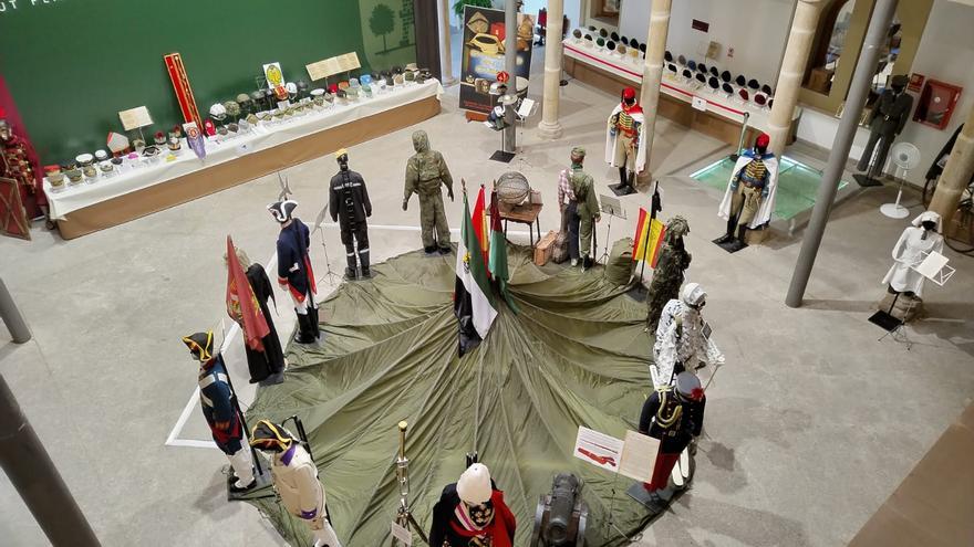 Exponen en Plasencia 200 piezas de ropa de las Fuerzas Armadas y la Guardia Civil