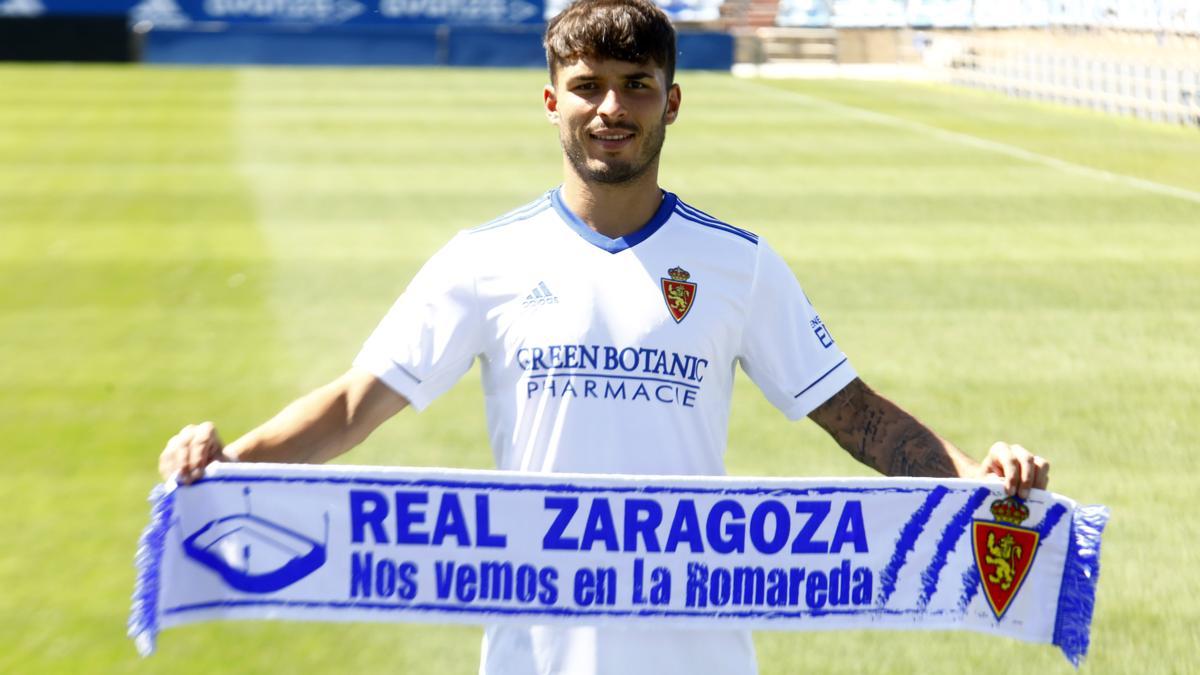 Lluís López, con una bufanda del Real Zaragoza en La Romareda.