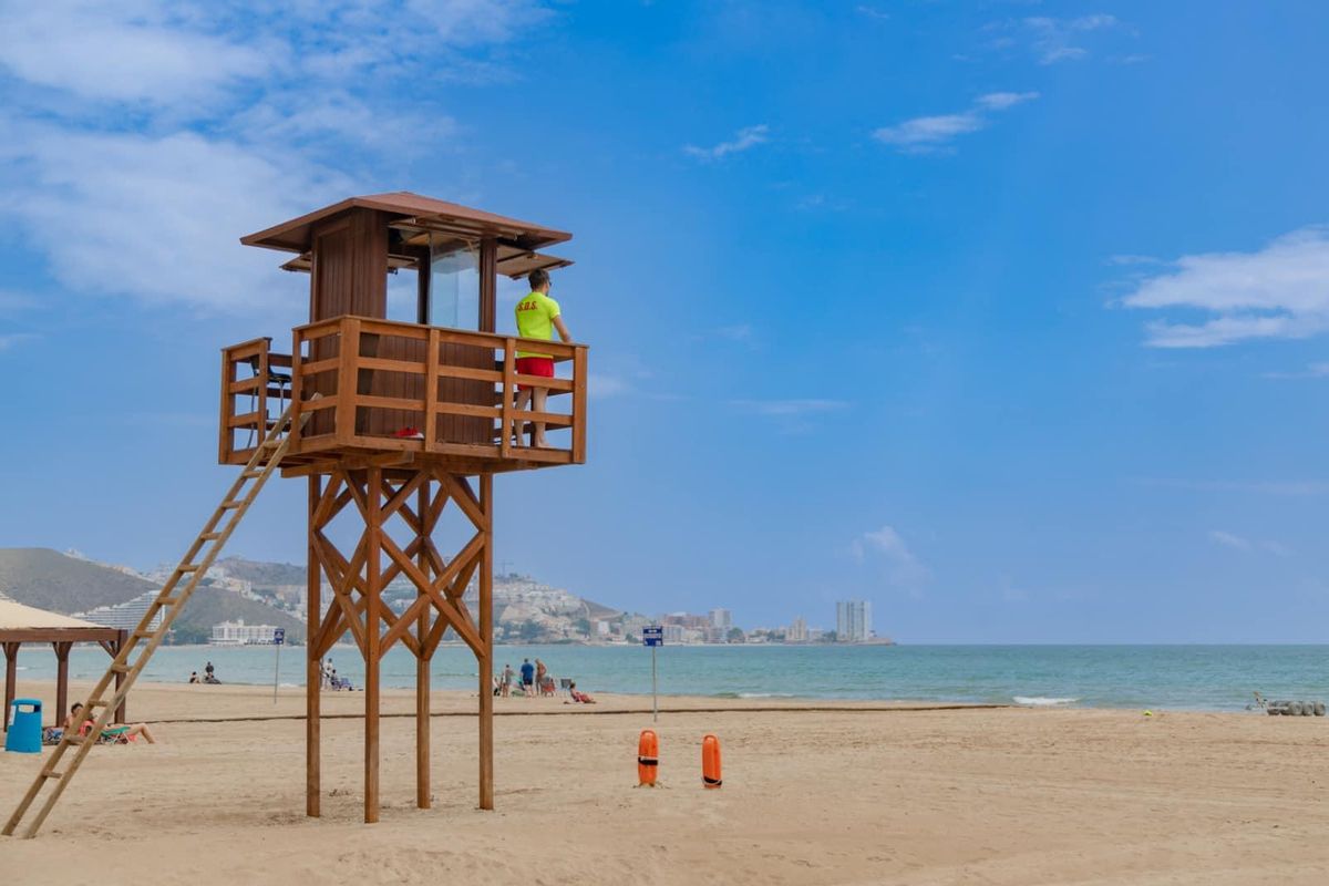 Una de las casetas de salvamento de la playa de Cullera