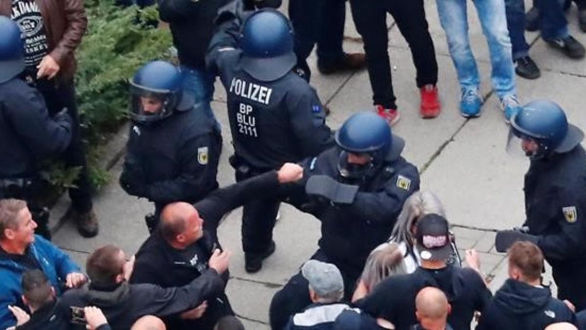 Manifestantes ultras se enfrentan con las fuerzas policiales en las calles de Chemnitz.