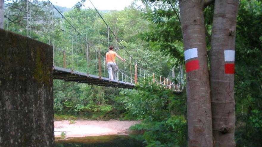 Puente colgante y playa fluvial del río Verdugo, en Soutomaior, donde los jóvenes hacían el picnic. // FdV