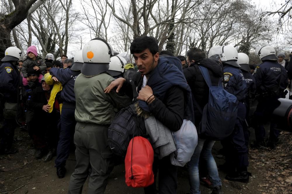 Miles de refugiados cruzan un río para acceder a Macedonia