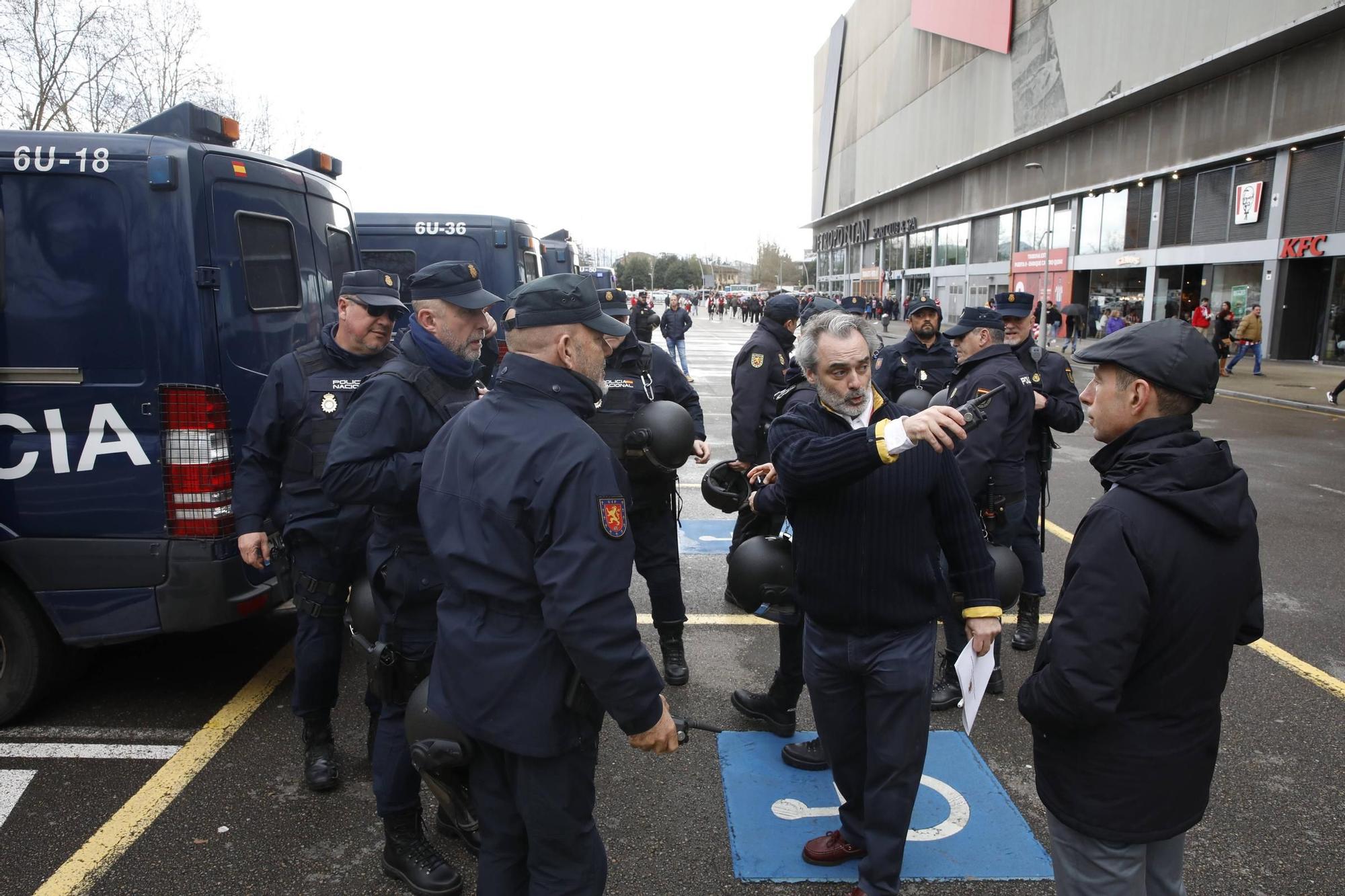 La afición del derbi asturiano en imágenes