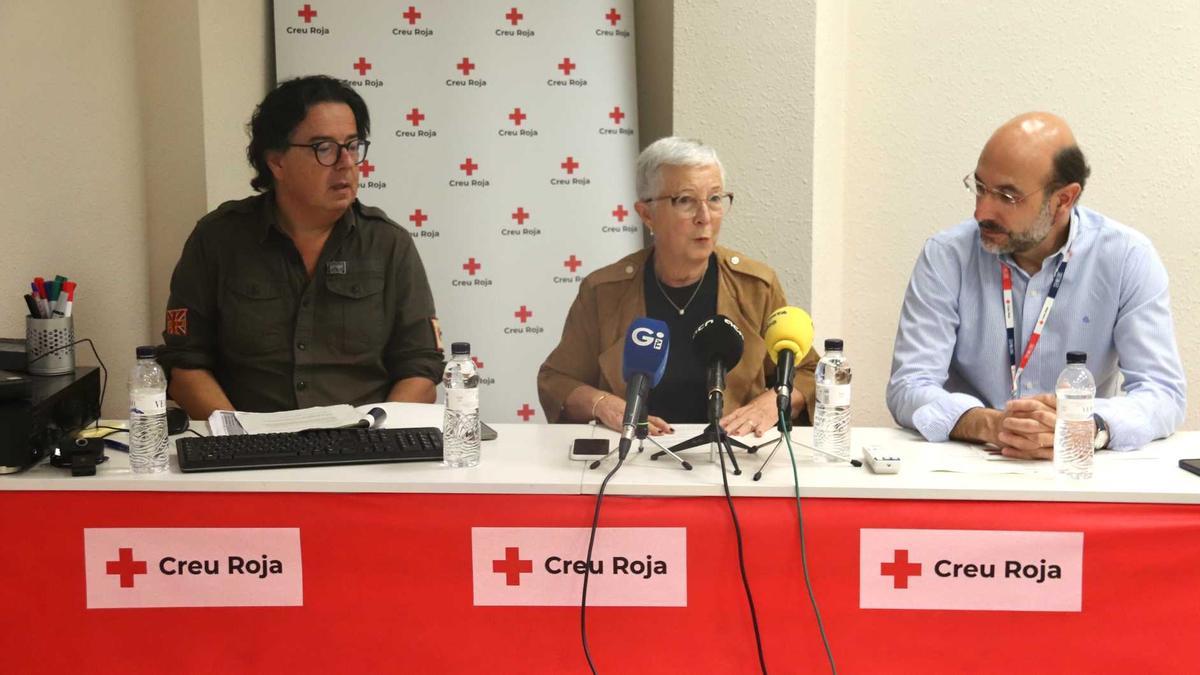 La presidenta de Creu Roja a Girona, Carme Campeny, amb el secretari i el coordinador en la presentació de la memòria de l’entitat.