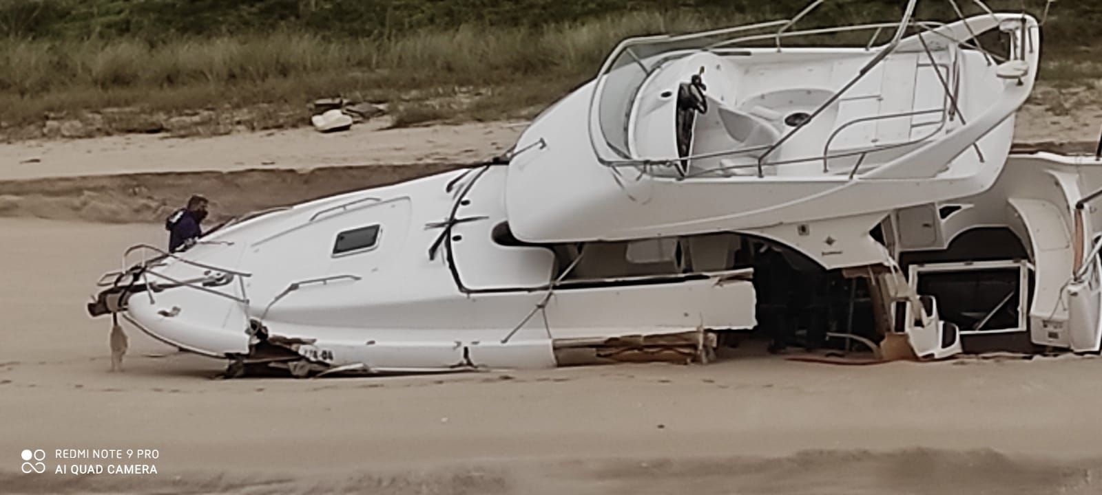 El temporal acaba destrozando el yate enterrado en la playa de Cíes