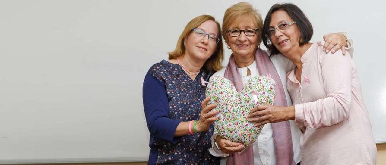 Marta González, Loly González y Loli García. || R. Grobas