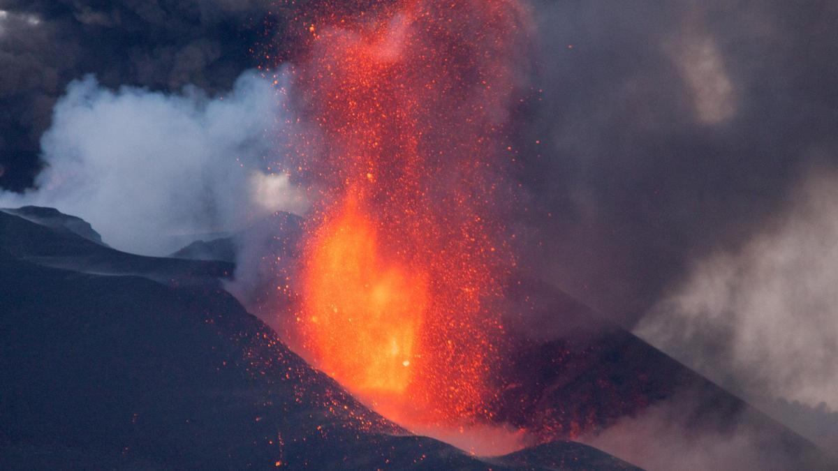 Lava que escupe el volcán de Cumbre Vieja.