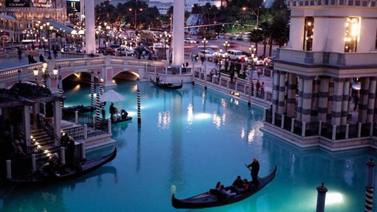 El Venetian, en los terrenos del legendario Sands Hotel, es una réplica de la ciudad de los canales