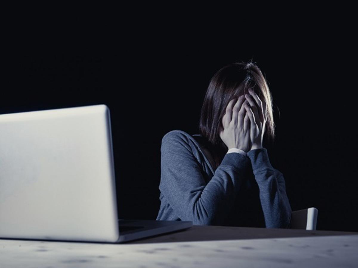 Una joven, delante de un ordenador.