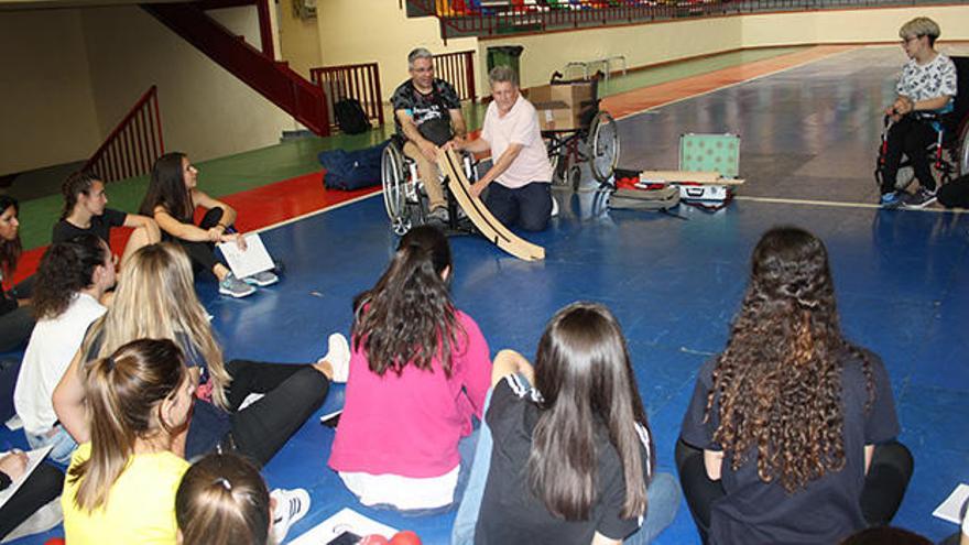 Estudiantes de Magisterio en el curso de entrenador de Boccia.