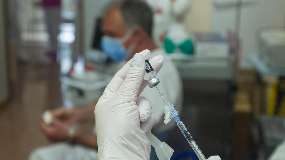Arranca en Alicante la vacunación exprés al personal sanitario que se prolongará hasta el domingo, incluido