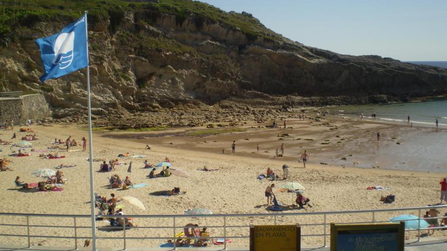 La Bandera Azul ondeará en 18 playas  asturianas y el Puerto Deportivo de Gijón