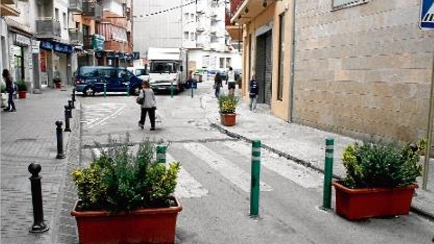 El tram de la riera de Joaquim Ruyra danyat continua tancat al trànsit més d&#039;un any després dels aiguats.