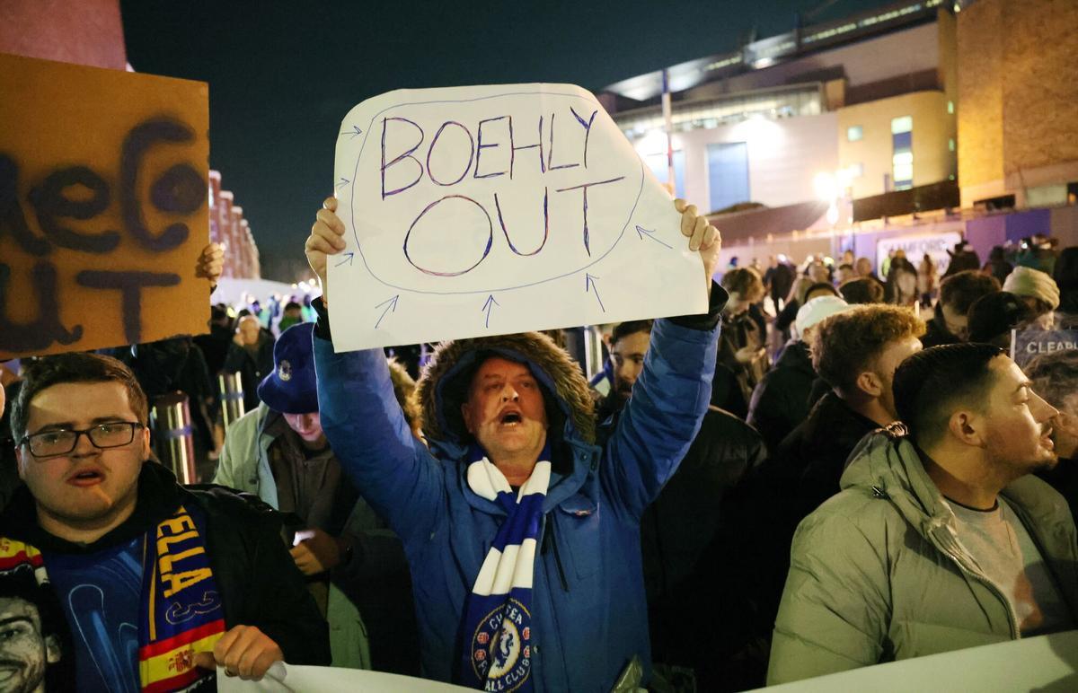 LONDON (United Kingdom), 25/02/2025.- Chelsea’s fans protest calling for Chelsea owner ‘Todd Boehly out’ ahead of the English Premier League soccer match between Chelsea and Southampton at Stamford Bridge in London, Britain, 25 February 2025. (Protestas, Reino Unido, Londres) EFE/EPA/ANDY RAIN EDITORIAL USE ONLY. No use with unauthorized audio, video, data, fixture lists, club/league logos, 'live' services or NFTs. Online in-match use limited to 120 images, no video emulation. No use in betting, games or single club/league/player publications.