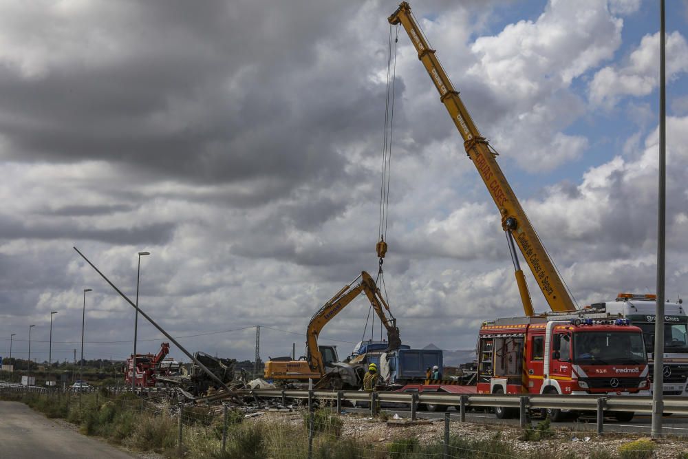 El accidente de la A-7 ha causado tres fallecidos y ha obligado a desviar el tráfico.