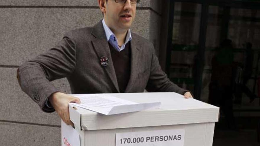 Fabián Valero entregó en Madrid las primeras 170.000 firmas
