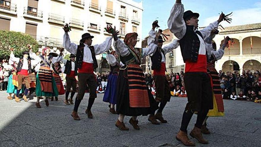 Actuación del grupo titular de Doña Urraca en la Plaza Mayor.  L. O. Z.
