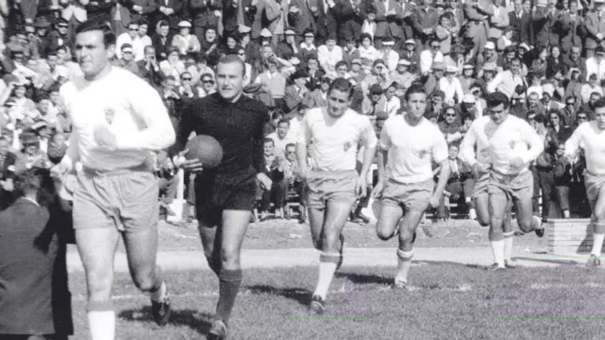El Córdoba CF salta al campo en Huelva en el partido en el que logró su primer ascenso a Primera División, en 1962.