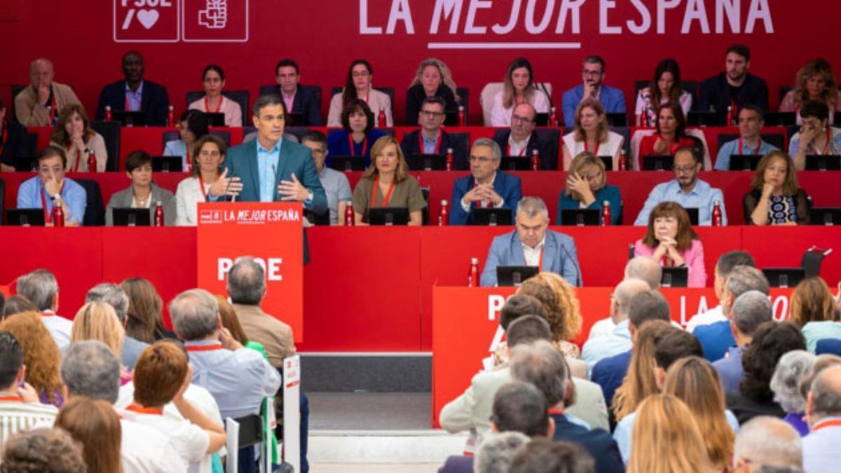 Vara, a la izquierda, escuchando a Sánchez en el comité federal.