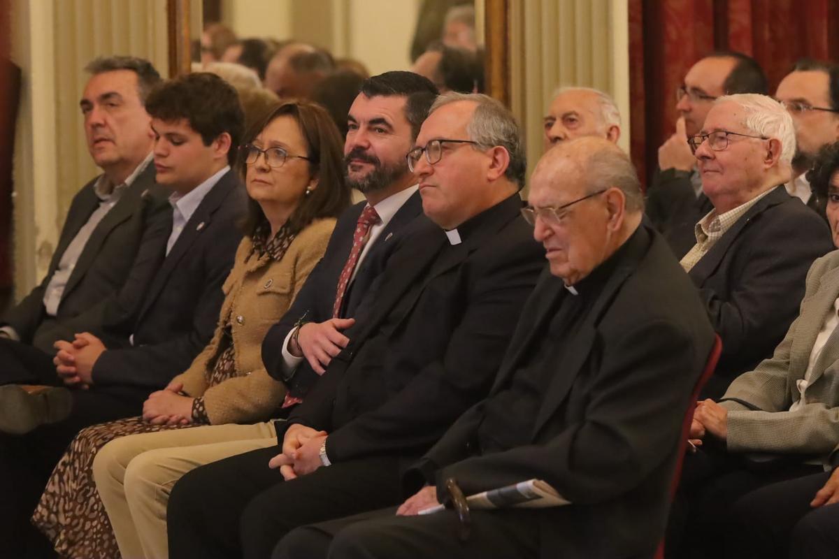 Pérez de Heredia, Miguel Abril, José Manuel Bou, Isabel Benedito, el Clavario y el Perot.