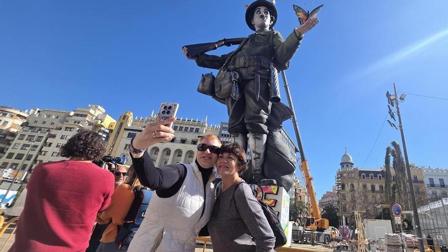 Primeras aglomeraciones por hacerle una foto a la falla de Chaplin