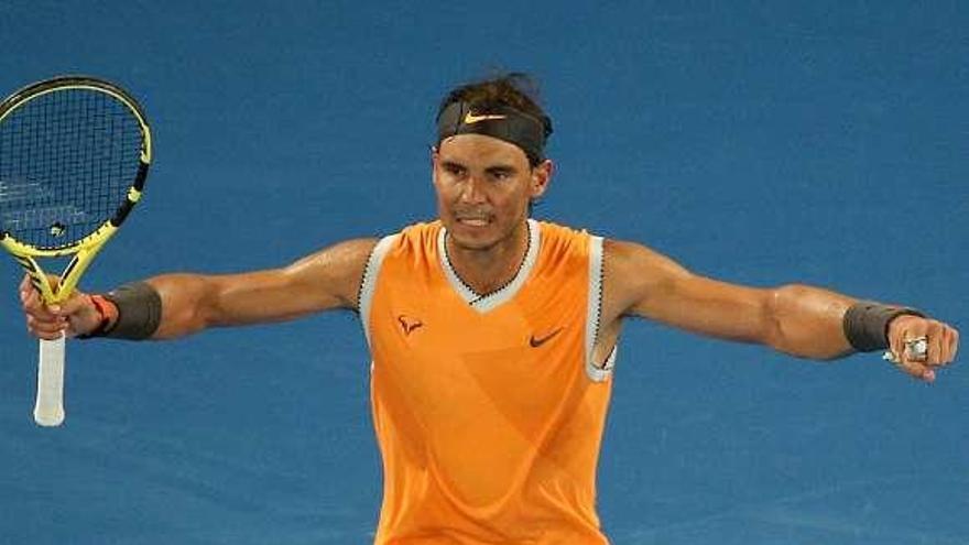 Nadal abre los brazos en señal de victoria tras ganar a De Miñaur.