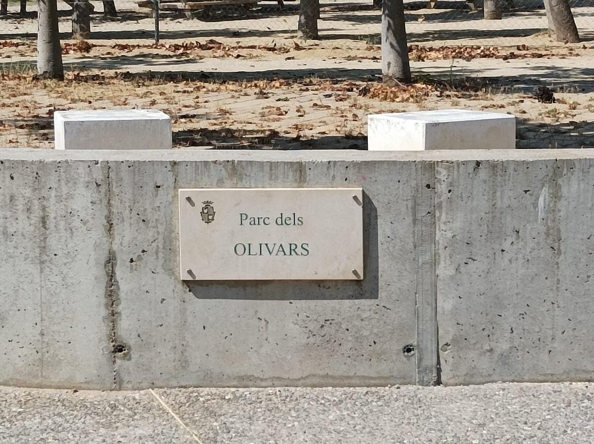 El rètol oficial del Parc dels Olivars en el barri de l'Olivar Gran
