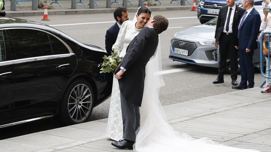 Así ha sido la llegada a la boda de Almeida y Teresa Urquijo