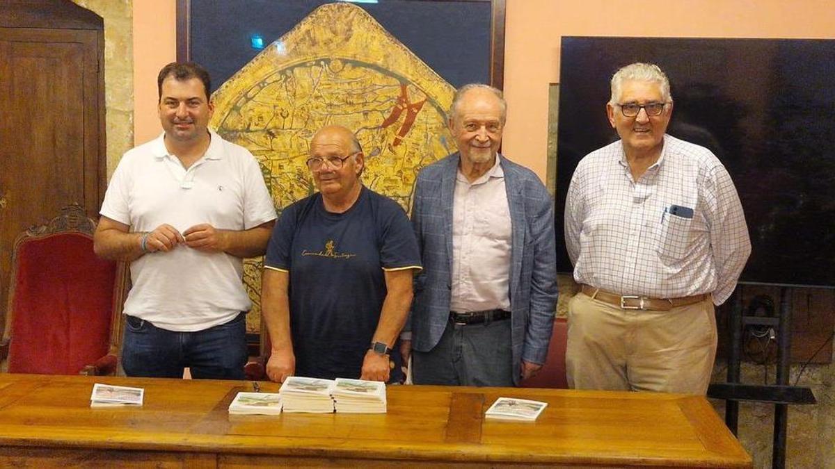 Por la izquierda, el alcalde de Salas, Sergio Hidalgo, el escritor Baldomero Álvarez, el presidente de la Fundación Valdés-Salas, Leopoldo Tolivar, y el presidente de la Asociación de Amigos del Camino Astur-Galaico del Interior, Laureano García, en la presentación del libro en Salas.