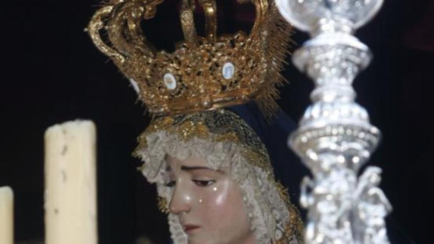 La Virgen de los Dolores, en su trono.