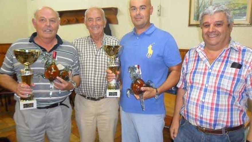 Por la izquierda, Abel, Nemesio Alonso (presidente de la Federación de Asturias de Dominó), César y Benigno Martínez (vicepresidente de la Federación), en Candás. | mónica g. salas