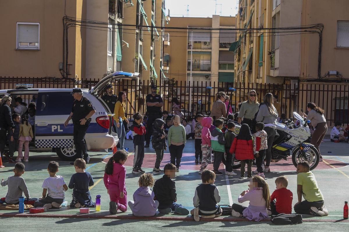 Los niños rodean a los agentes en el CEIP El Toscar de Elche ayer