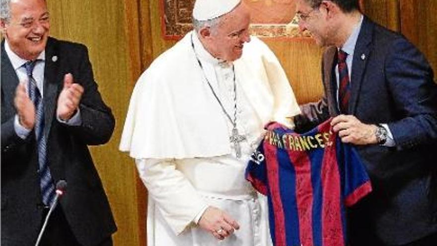 Bartomeu porta una samarreta del Barça al papa Francesc