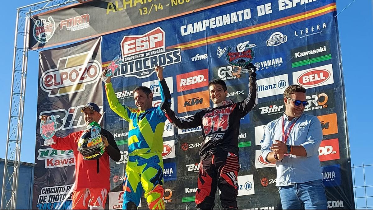 Podio de MX4 con Juan Carlos Ferrera festejando su título.