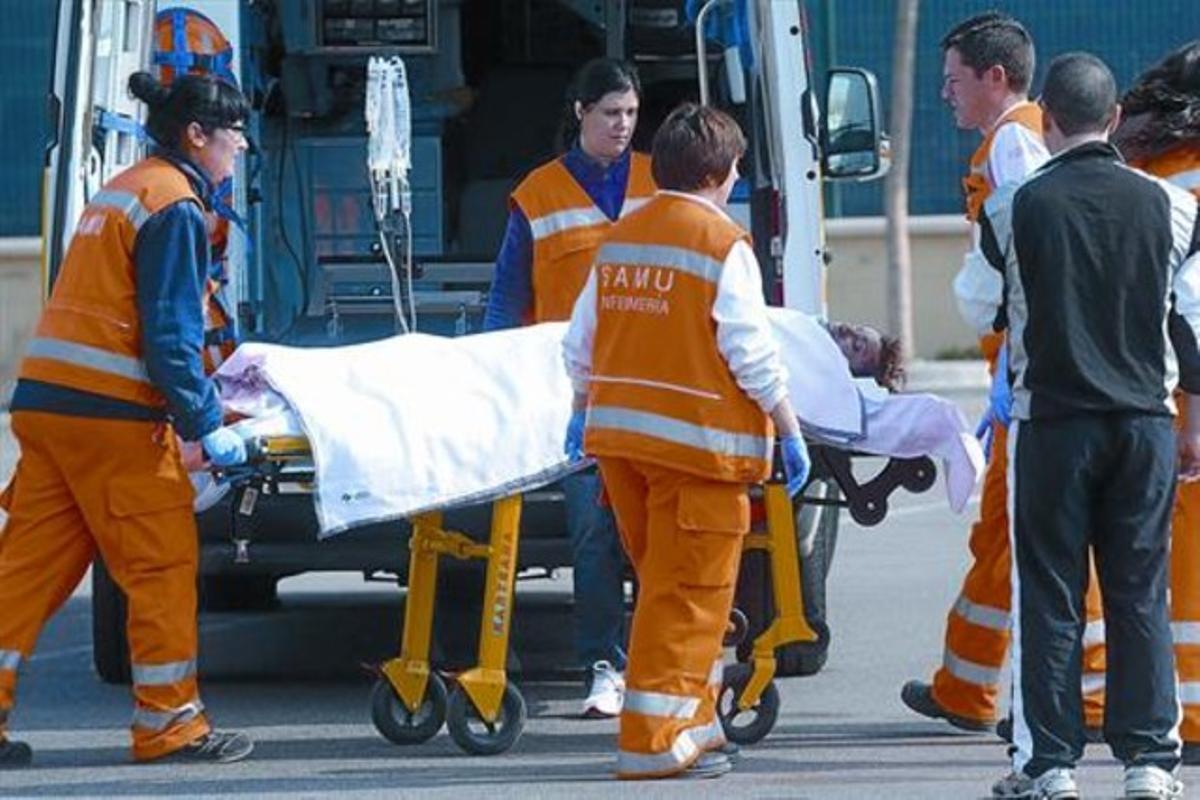 Un equip mèdic porta la víctima a l’helicòpter medicalitzat que la va traslladar a València.