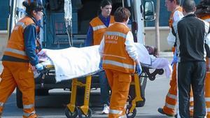 Un equip mèdic porta la víctima a l’helicòpter medicalitzat que la va traslladar a València.
