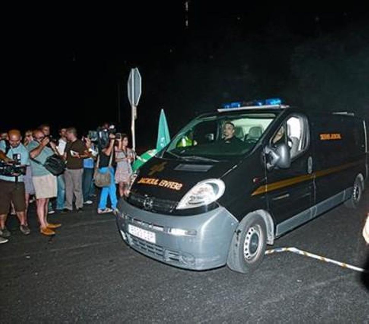 Una furgoneta surt del parc amb el cadàver de la menor, ahir. Una furgoneta surt del parc amb el cadàver de la menor, ahir.